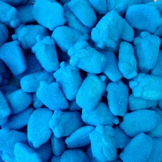 Luftig geschlagene blaue Himbeeren